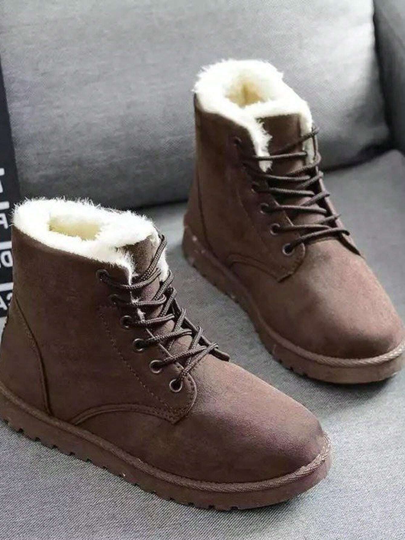 Klassische-Schnürstiefel-mit-weichem-Fellfutter-und-leichter-Profilsohle,-perfekt-für-komfortable-Wärme-im-Winter