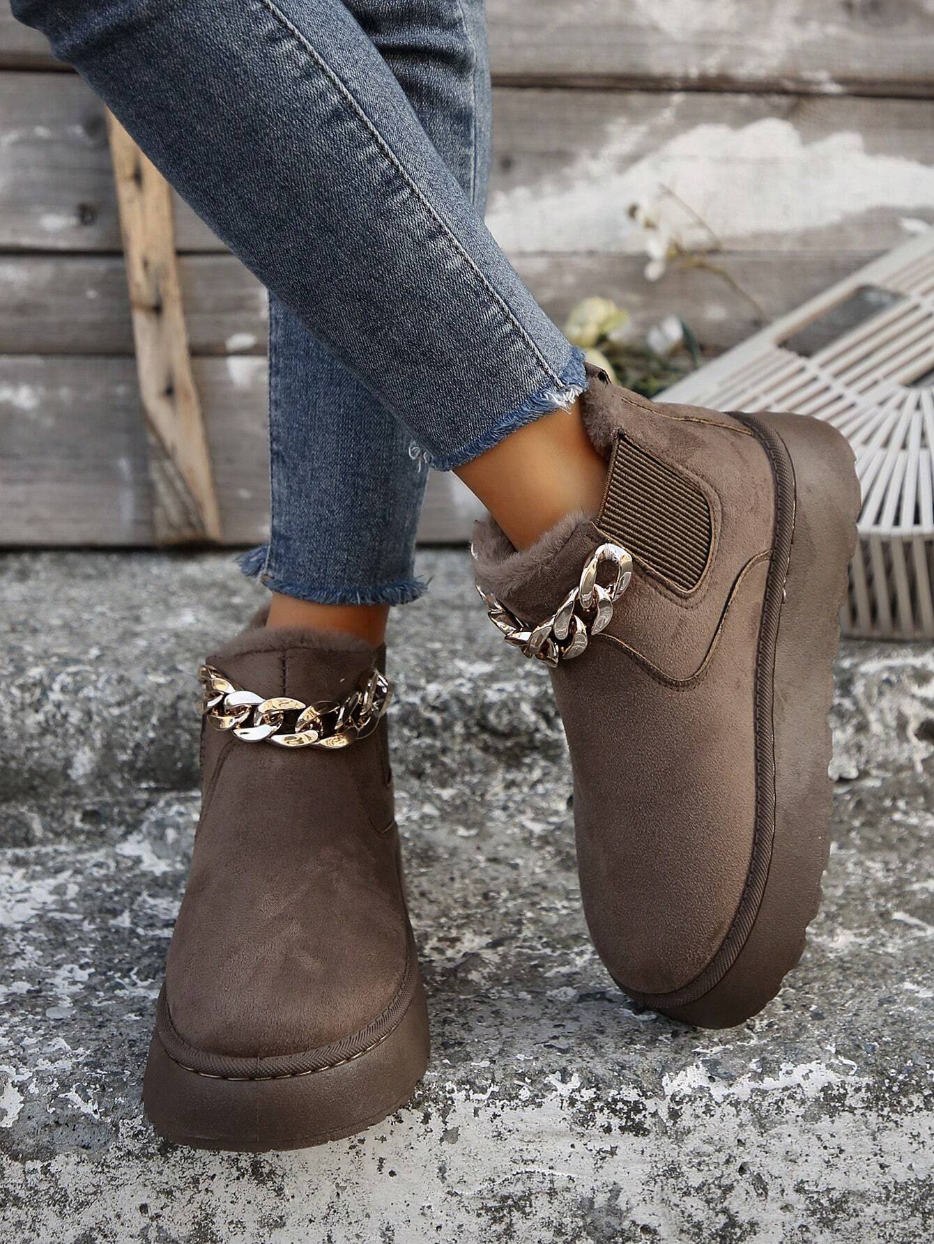 Winterboots-mit-Kunstfellfutter-und-dekorativer-Kette,-ideal-für-stylische-Wärme