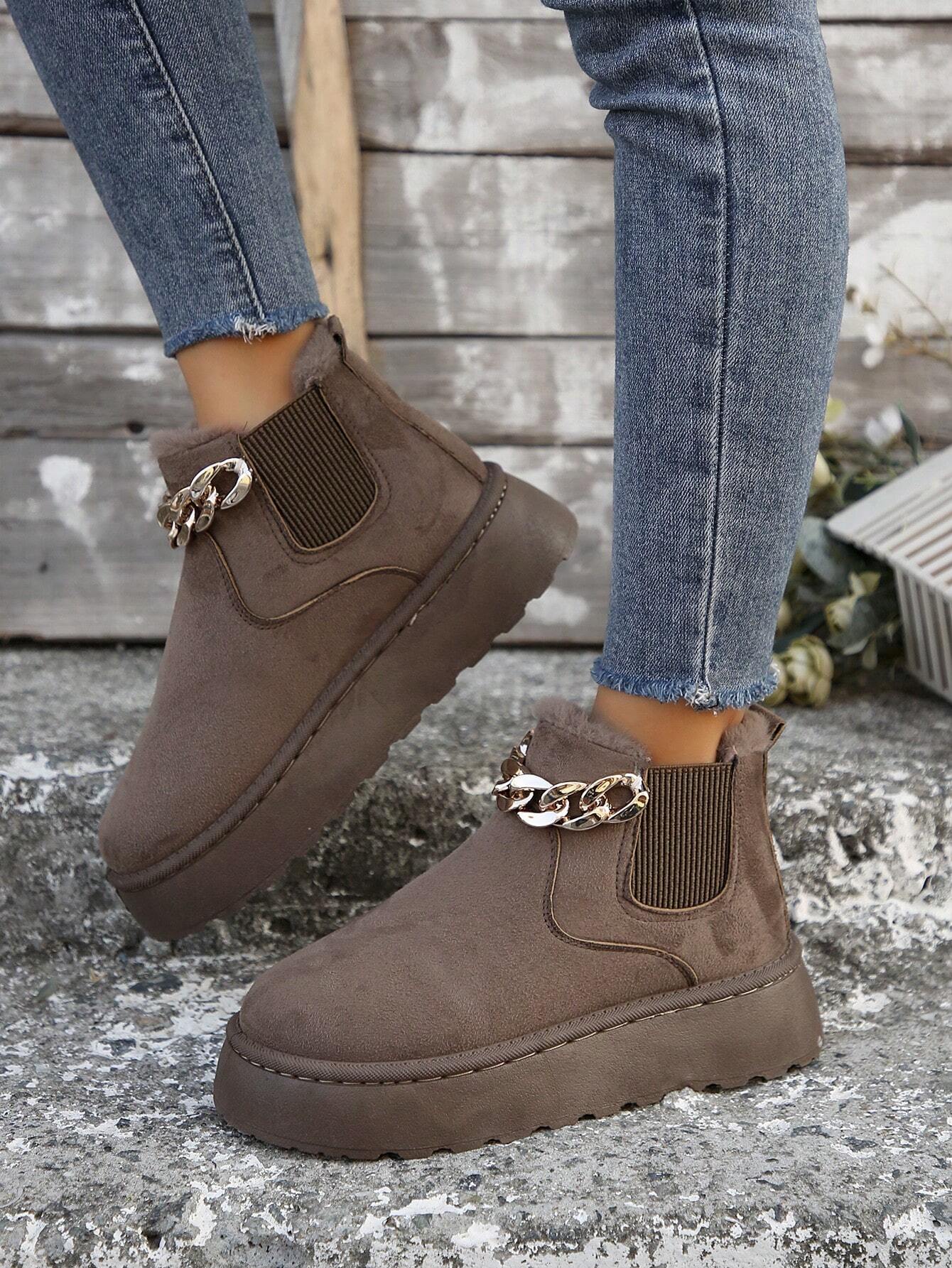 Winterboots-mit-Kunstfellfutter-und-dekorativer-Kette,-ideal-für-stylische-Wärme