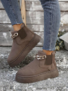 Winterboots-mit-Kunstfellfutter-und-dekorativer-Kette,-ideal-für-stylische-Wärme
