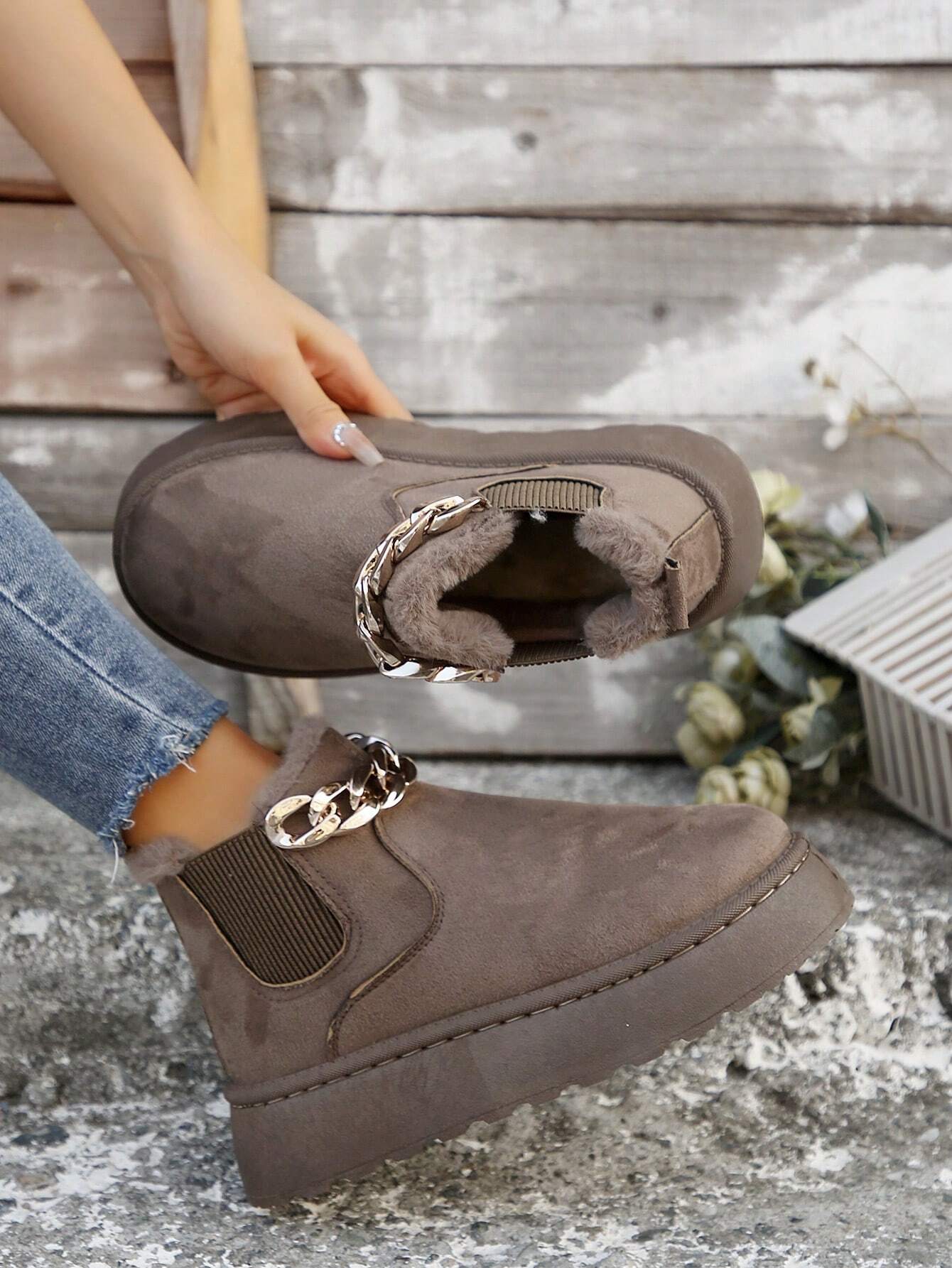 Winterboots-mit-Kunstfellfutter-und-dekorativer-Kette,-ideal-für-stylische-Wärme