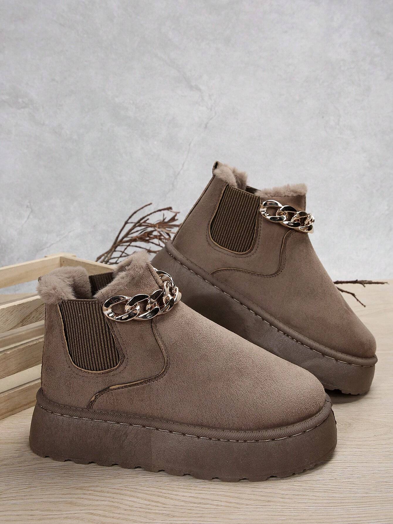 Winterboots-mit-Kunstfellfutter-und-dekorativer-Kette,-ideal-für-stylische-Wärme