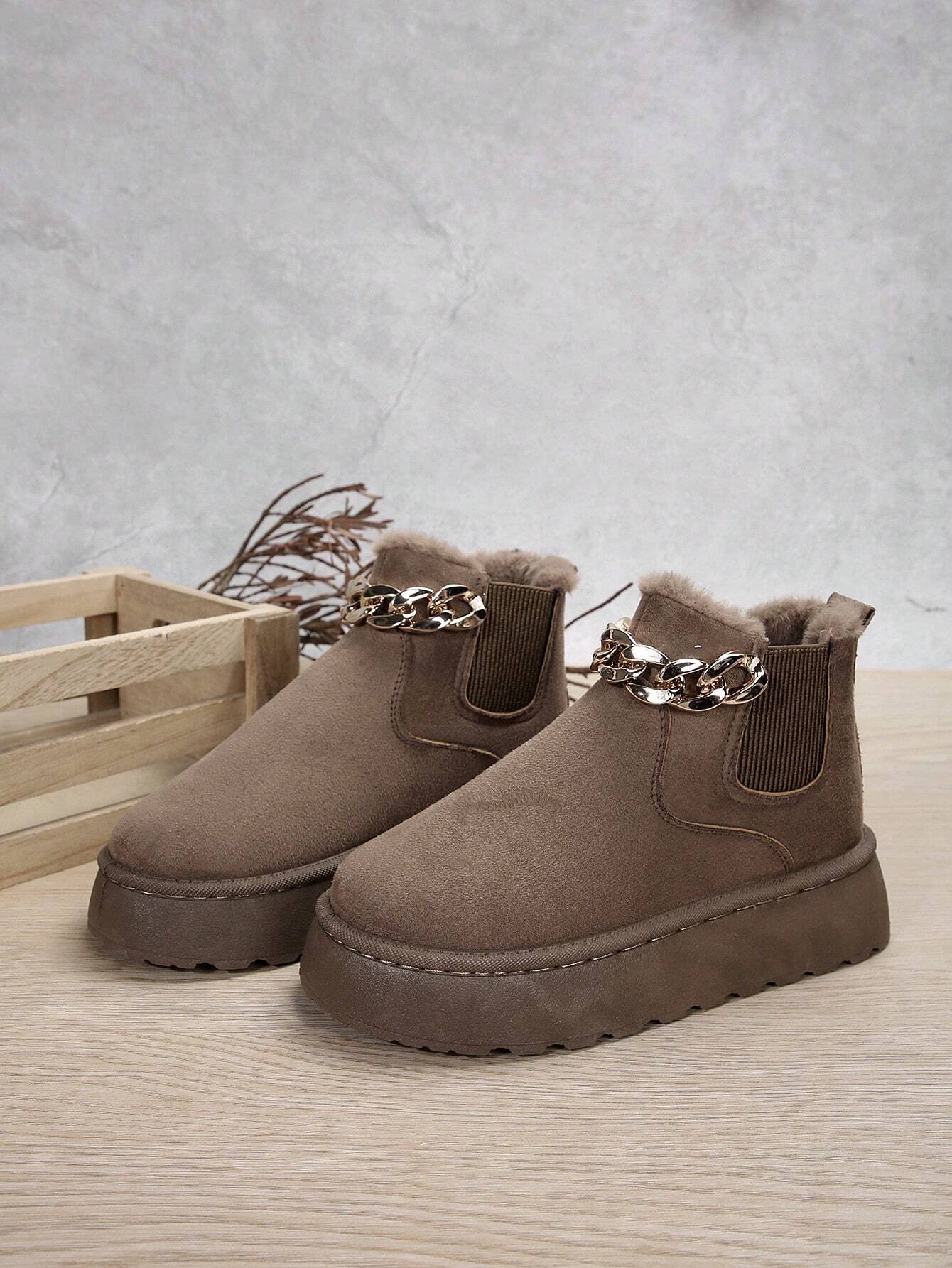 Winterboots-mit-Kunstfellfutter-und-dekorativer-Kette,-ideal-für-stylische-Wärme