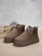 Winterboots-mit-Kunstfellfutter-und-dekorativer-Kette,-ideal-für-stylische-Wärme