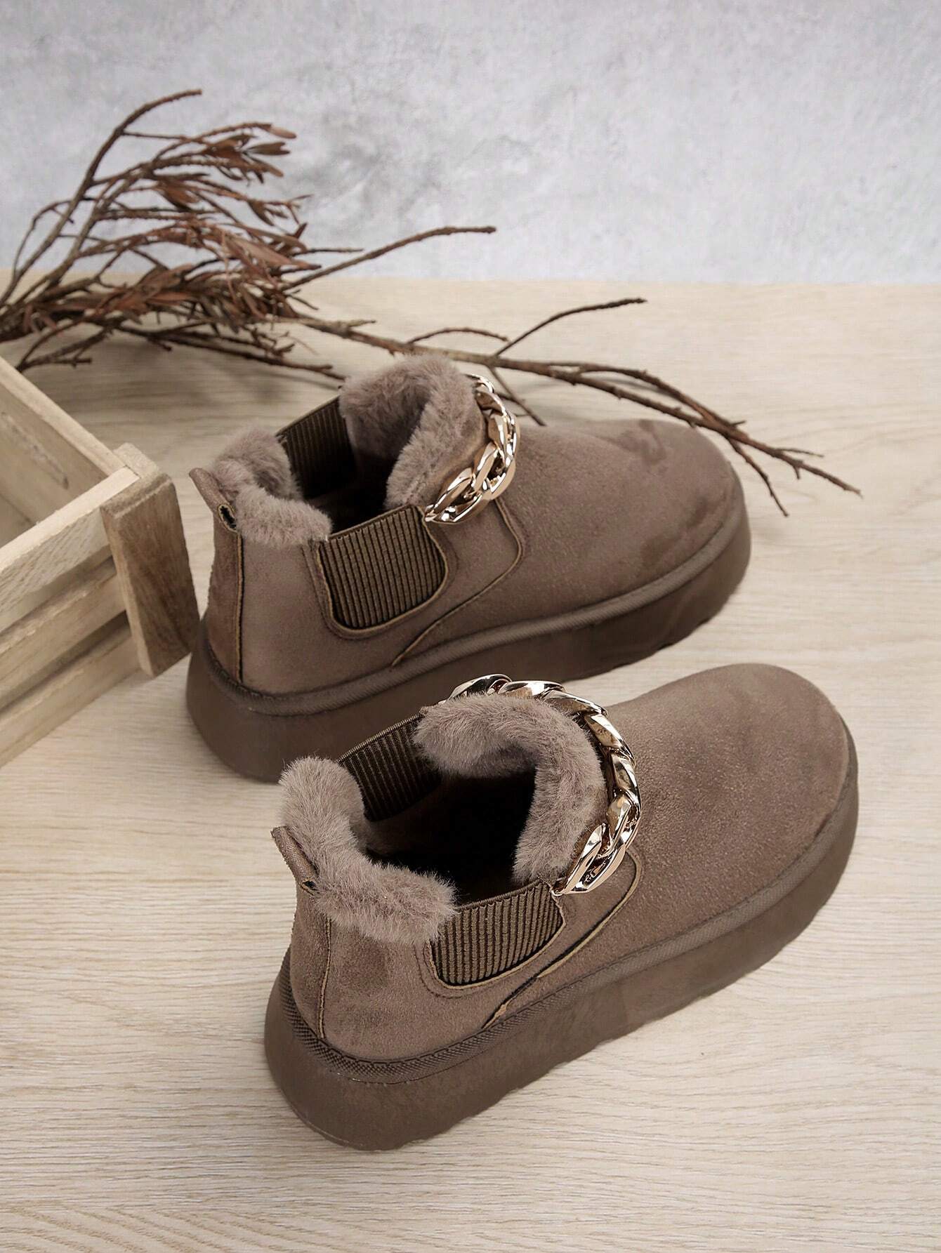 Winterboots-mit-Kunstfellfutter-und-dekorativer-Kette,-ideal-für-stylische-Wärme