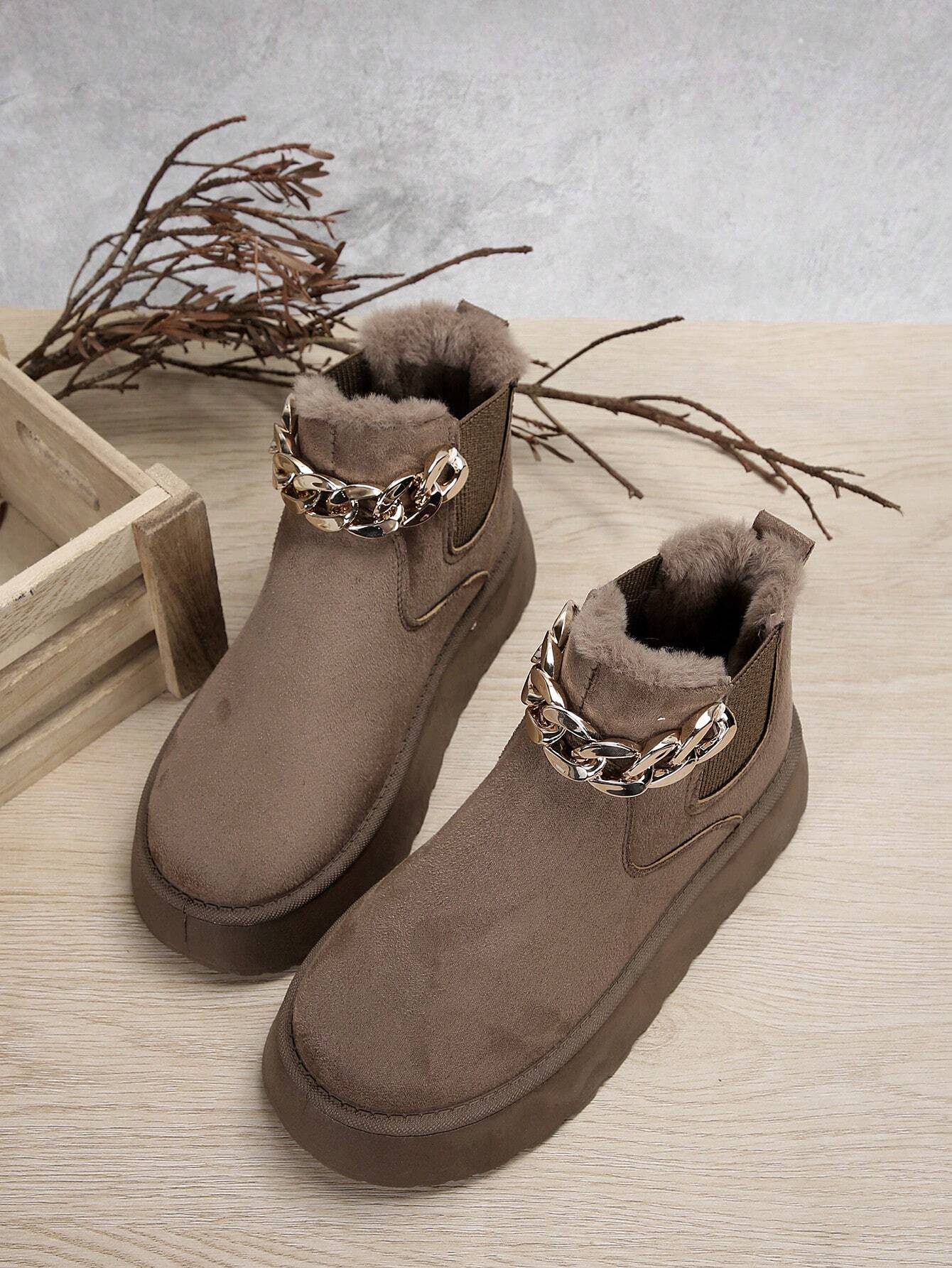 Winterboots-mit-Kunstfellfutter-und-dekorativer-Kette,-ideal-für-stylische-Wärme