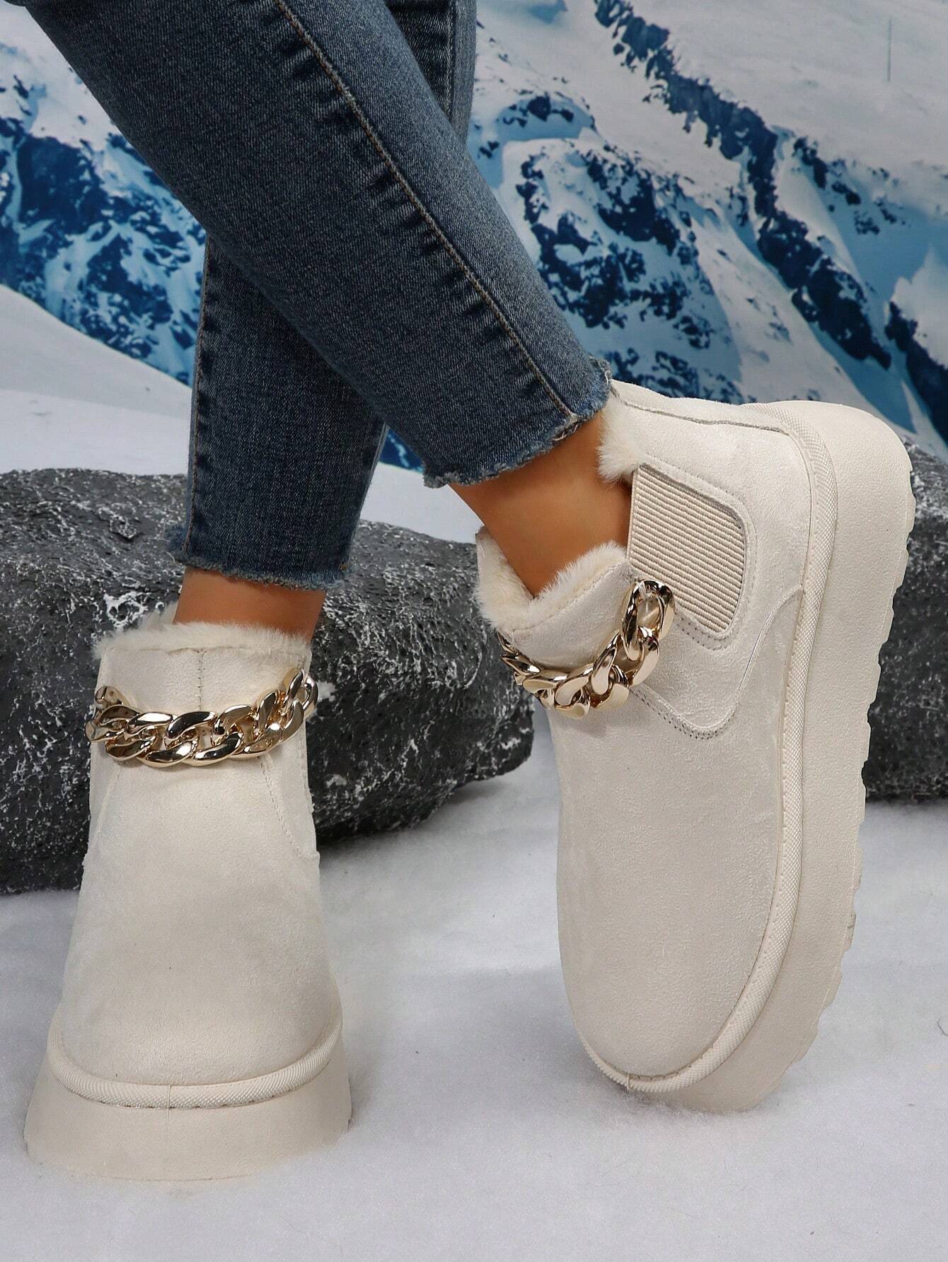 Winterboots-mit-Kunstfellfutter-und-dekorativer-Kette,-ideal-für-stylische-Wärme