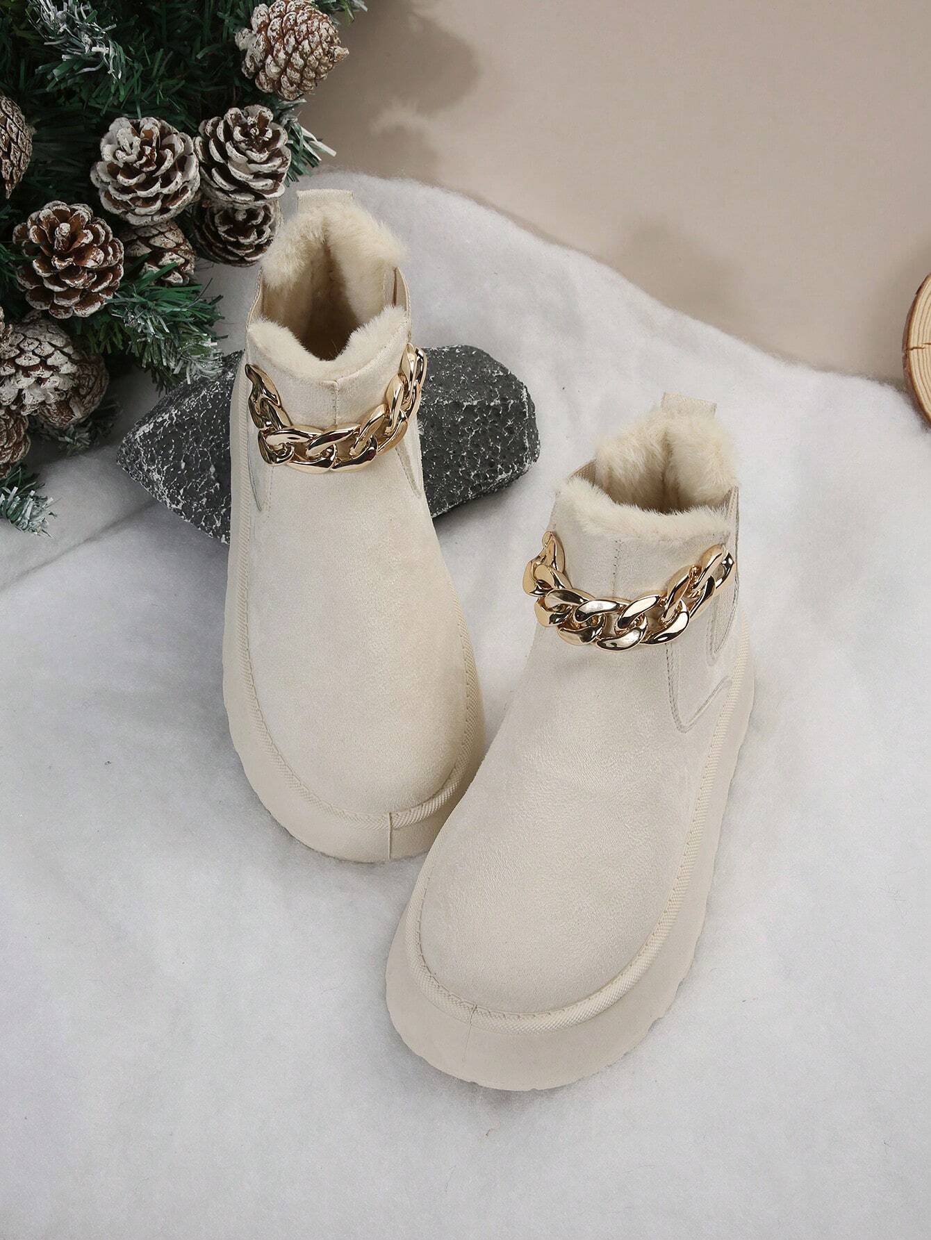 Winterboots-mit-Kunstfellfutter-und-dekorativer-Kette,-ideal-für-stylische-Wärme
