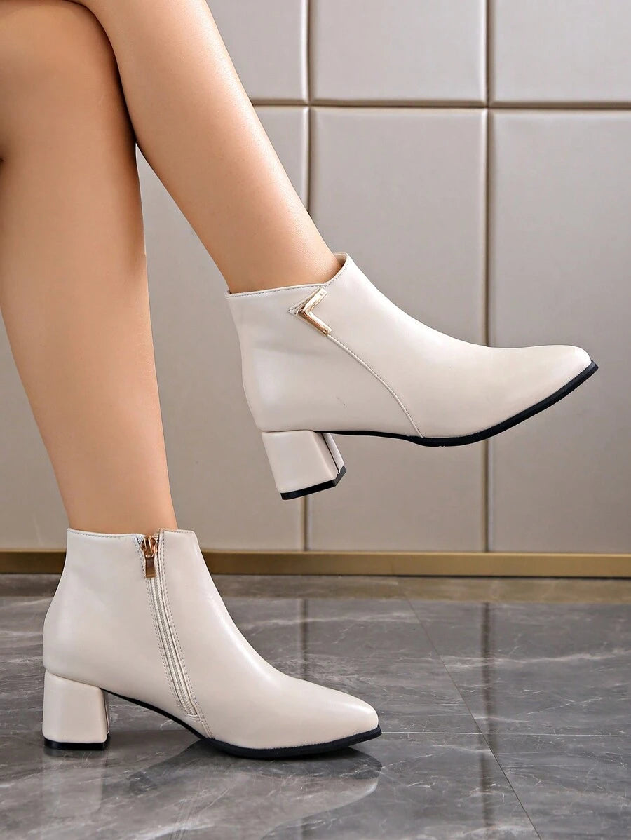 Elegante-Stiefeletten-mit-seitlichem-Reißverschluss-und-blockigem-Absatz,-ideal-für-einen-schicken-und-bequemen-Winterlook.