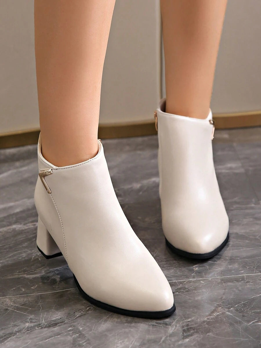 Elegante-Stiefeletten-mit-seitlichem-Reißverschluss-und-blockigem-Absatz,-ideal-für-einen-schicken-und-bequemen-Winterlook.