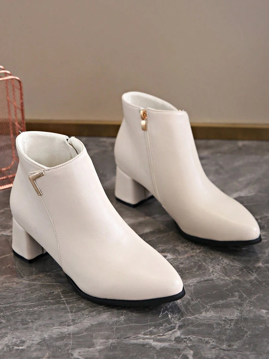 Elegante-Stiefeletten-mit-seitlichem-Reißverschluss-und-blockigem-Absatz,-ideal-für-einen-schicken-und-bequemen-Winterlook.
