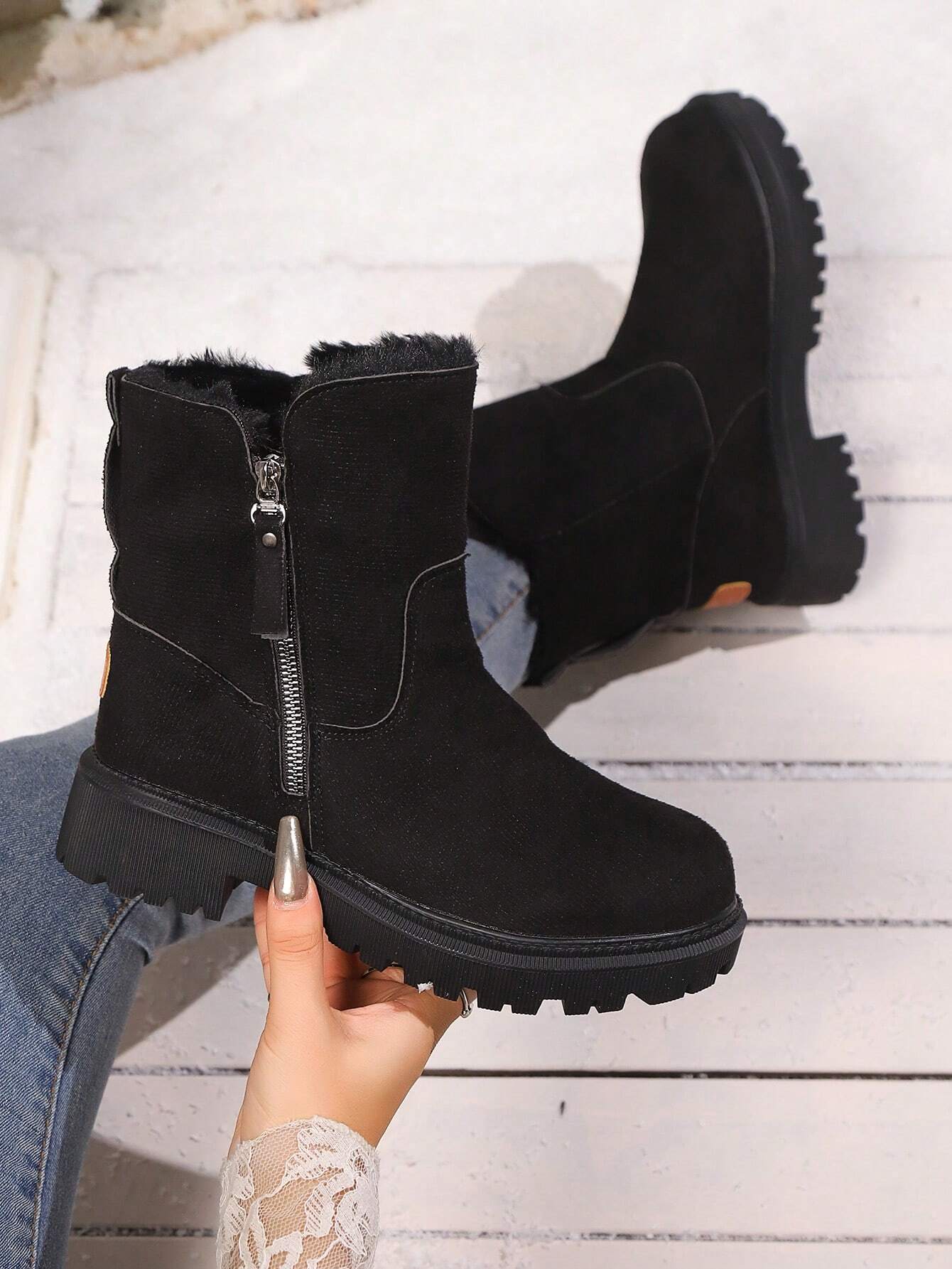 Winterstiefel-mit-weichem-Fellfutter,-seitlichem-Reißverschluss-und-robuster-Profilsohle,-ideal-für-kalte-Tage-und-schneereiches-Wetter