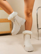 Steppstiefeletten-mit-weichem-Kunstfellkragen,-seitlichem-Reißverschluss-und-robuster-Profilsohle,-ideal-für-einen-eleganten-und-warmen-Winterlook.
