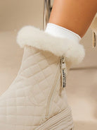 Steppstiefeletten-mit-weichem-Kunstfellkragen,-seitlichem-Reißverschluss-und-robuster-Profilsohle,-ideal-für-einen-eleganten-und-warmen-Winterlook.
