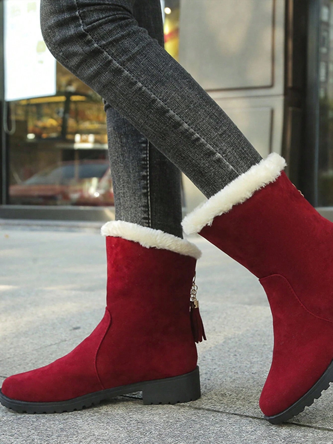 Elegante-Winterstiefel-mit-weichem-Fellfutter,-dekorativen-Quasten-und-robuster-Sohle,-perfekt-für-festliche-Anlässe-und-kalte-Tage