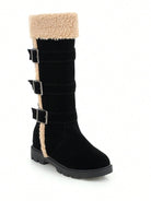 Hohe-Winterstiefel-mit-flauschigem-Futter,-mehrfachen-Schnallen-und-robuster-Sohle,-ideal-für-stilvolle-Wärme-in-kalten-Tagen.