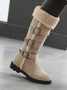 Hohe-Winterstiefel-mit-flauschigem-Futter,-mehrfachen-Schnallen-und-robuster-Sohle,-ideal-für-stilvolle-Wärme-in-kalten-Tagen.