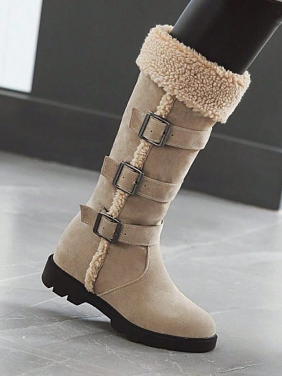 Hohe-Winterstiefel-mit-flauschigem-Futter,-mehrfachen-Schnallen-und-robuster-Sohle,-ideal-für-stilvolle-Wärme-in-kalten-Tagen.