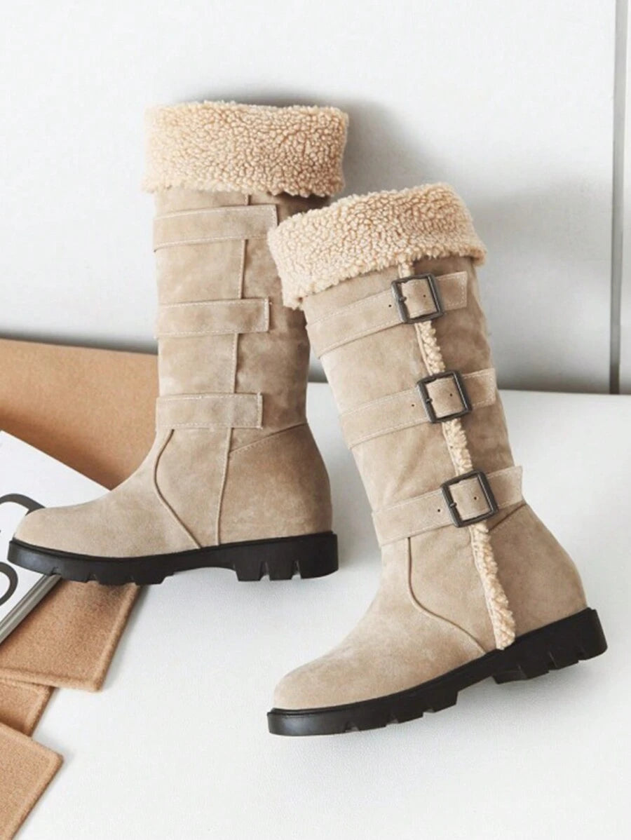 Hohe-Winterstiefel-mit-flauschigem-Futter,-mehrfachen-Schnallen-und-robuster-Sohle,-ideal-für-stilvolle-Wärme-in-kalten-Tagen.