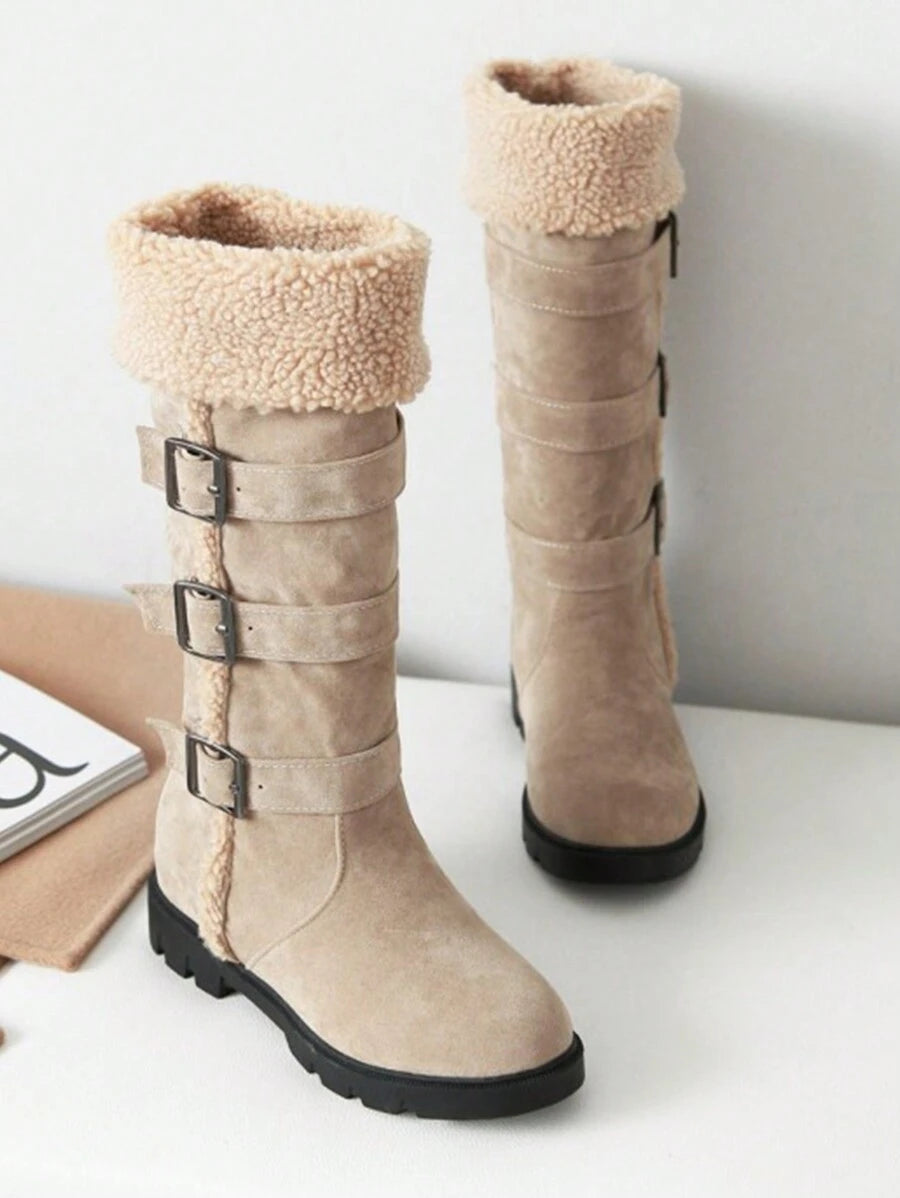 Hohe-Winterstiefel-mit-flauschigem-Futter,-mehrfachen-Schnallen-und-robuster-Sohle,-ideal-für-stilvolle-Wärme-in-kalten-Tagen.
