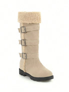 Hohe-Winterstiefel-mit-flauschigem-Futter,-mehrfachen-Schnallen-und-robuster-Sohle,-ideal-für-stilvolle-Wärme-in-kalten-Tagen.