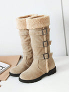 Hohe-Winterstiefel-mit-flauschigem-Futter,-mehrfachen-Schnallen-und-robuster-Sohle,-ideal-für-stilvolle-Wärme-in-kalten-Tagen.