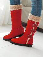 Hohe-Winterstiefel-mit-flauschigem-Futter,-mehrfachen-Schnallen-und-robuster-Sohle,-ideal-für-stilvolle-Wärme-in-kalten-Tagen.