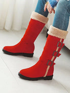 Hohe-Winterstiefel-mit-flauschigem-Futter,-mehrfachen-Schnallen-und-robuster-Sohle,-ideal-für-stilvolle-Wärme-in-kalten-Tagen.