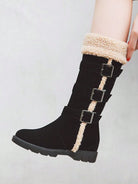 Hohe-Winterstiefel-mit-flauschigem-Futter,-mehrfachen-Schnallen-und-robuster-Sohle,-ideal-für-stilvolle-Wärme-in-kalten-Tagen.
