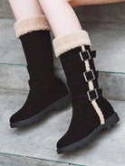 Hohe-Winterstiefel-mit-flauschigem-Futter,-mehrfachen-Schnallen-und-robuster-Sohle,-ideal-für-stilvolle-Wärme-in-kalten-Tagen.