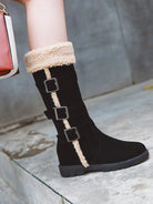 Hohe-Winterstiefel-mit-flauschigem-Futter,-mehrfachen-Schnallen-und-robuster-Sohle,-ideal-für-stilvolle-Wärme-in-kalten-Tagen.