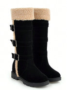 Hohe-Winterstiefel-mit-flauschigem-Futter,-mehrfachen-Schnallen-und-robuster-Sohle,-ideal-für-stilvolle-Wärme-in-kalten-Tagen.