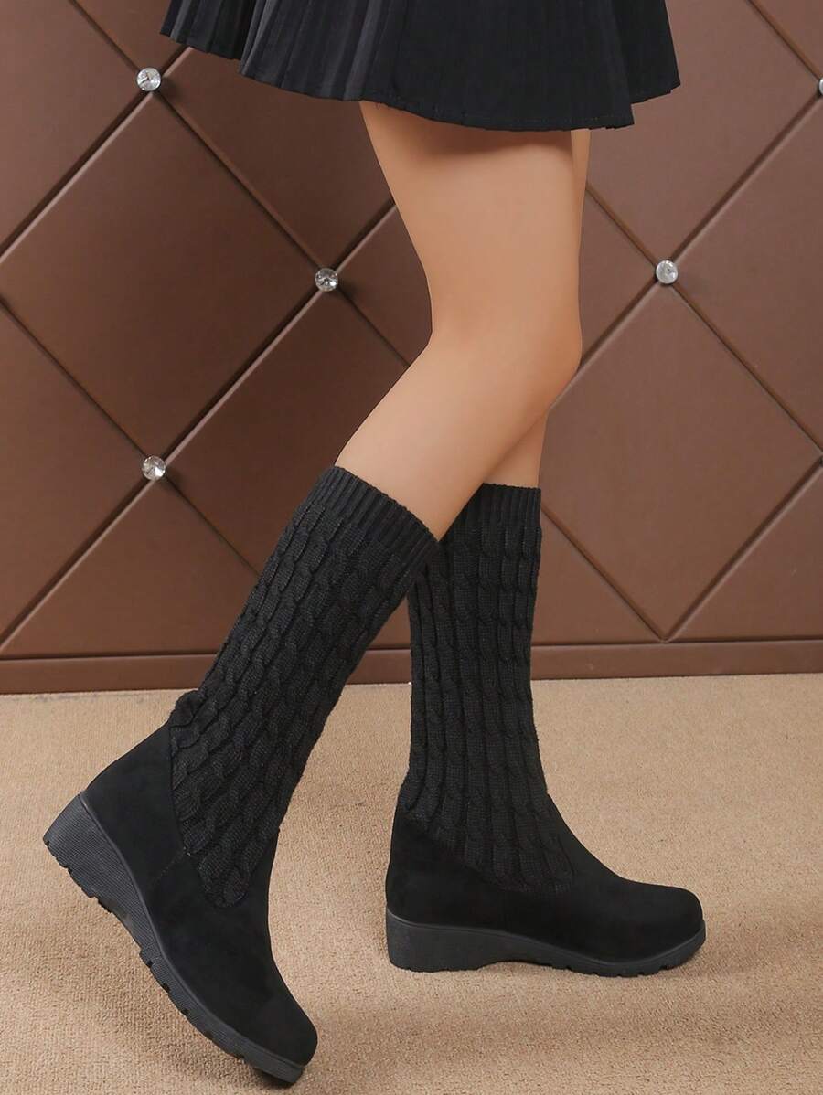 Knielange-Winterstiefel-mit-strickähnlichem-Schaft-und-rutschfester-Sohle,-ideal-für-einen-wärmenden-und-stylischen-Winterlook.
