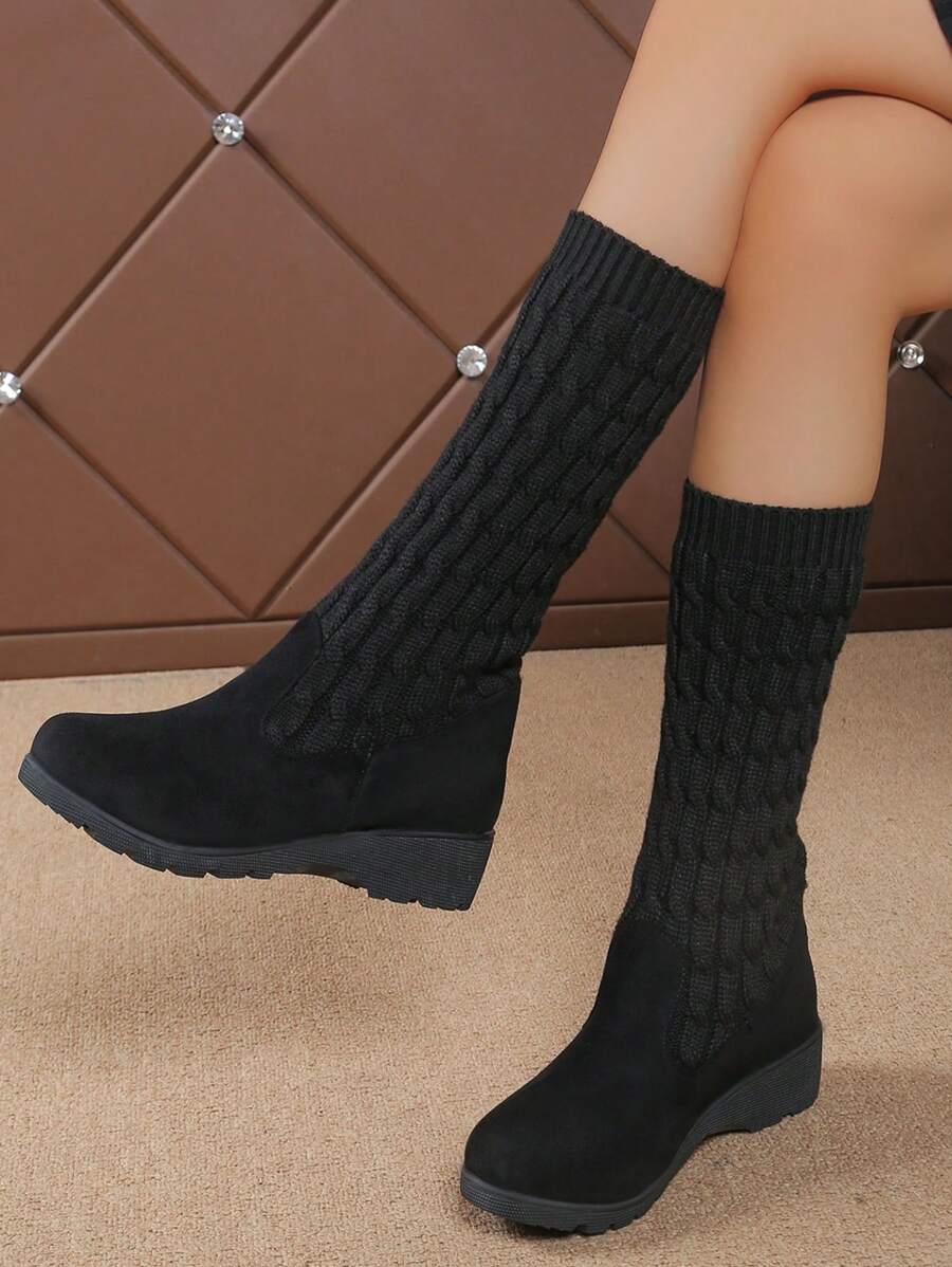 Knielange-Winterstiefel-mit-strickähnlichem-Schaft-und-rutschfester-Sohle,-ideal-für-einen-wärmenden-und-stylischen-Winterlook.