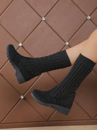 Knielange-Winterstiefel-mit-strickähnlichem-Schaft-und-rutschfester-Sohle,-ideal-für-einen-wärmenden-und-stylischen-Winterlook.