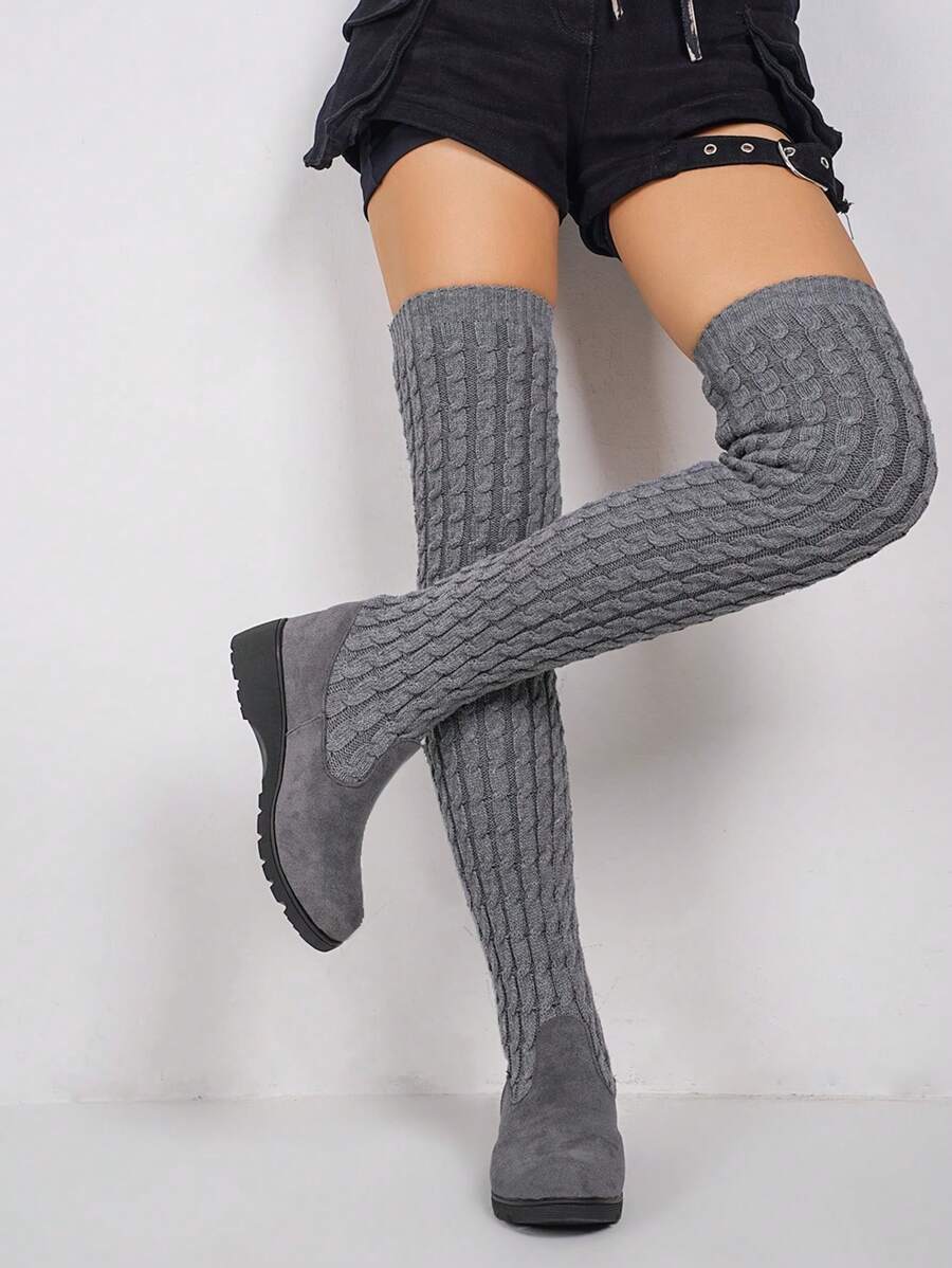 Knielange-Winterstiefel-mit-strickähnlichem-Schaft-und-rutschfester-Sohle,-ideal-für-einen-wärmenden-und-stylischen-Winterlook.