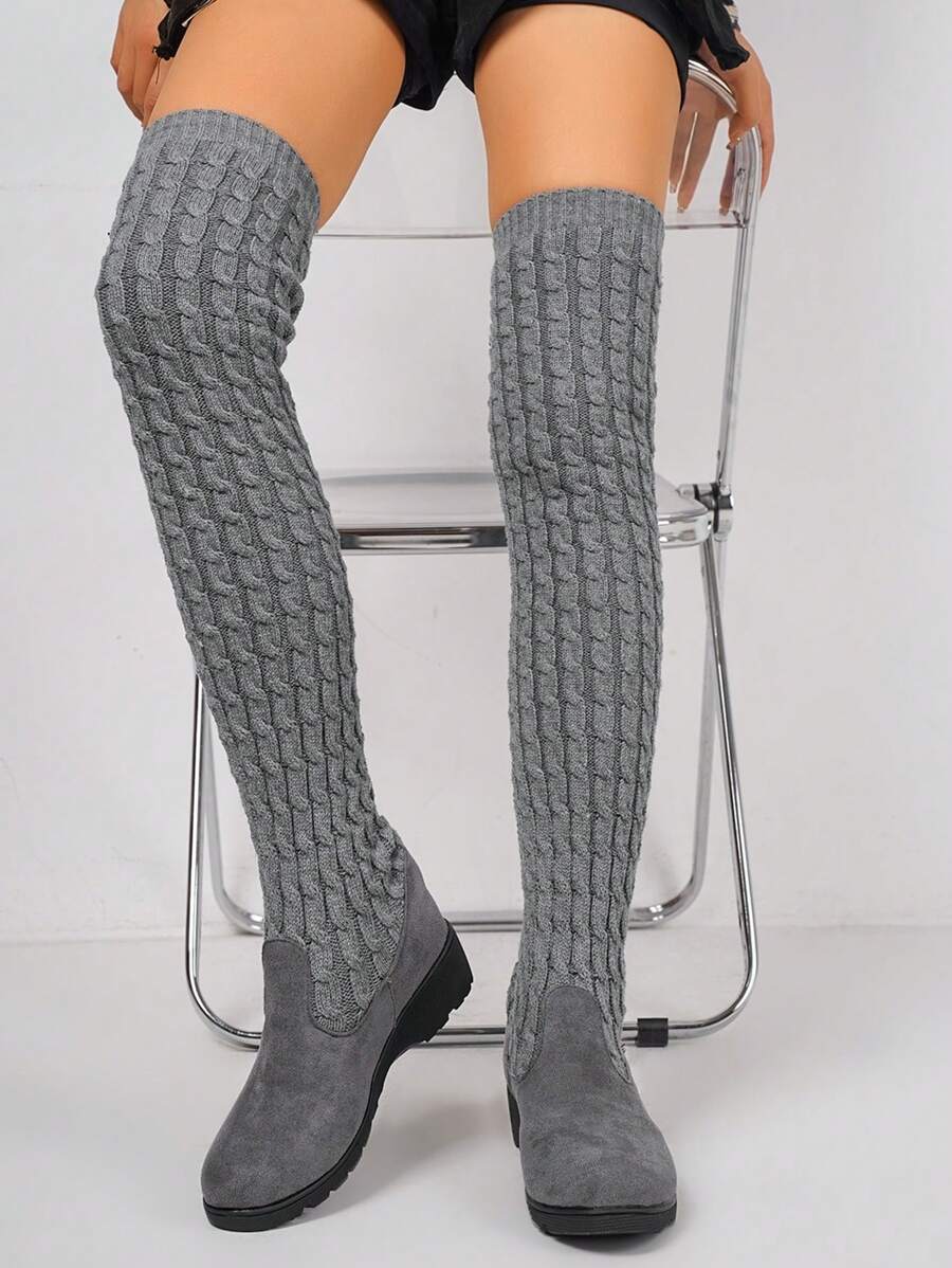 Knielange-Winterstiefel-mit-strickähnlichem-Schaft-und-rutschfester-Sohle,-ideal-für-einen-wärmenden-und-stylischen-Winterlook.