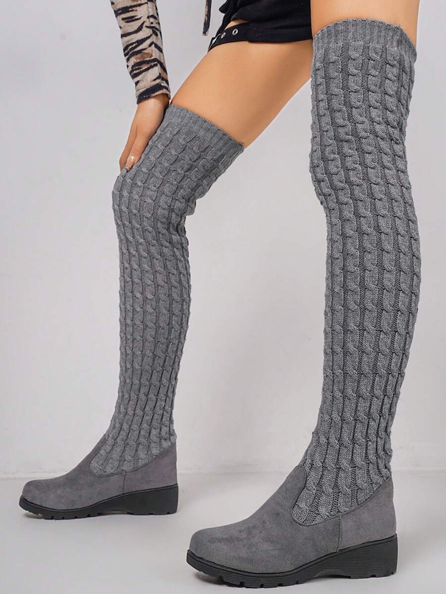 Knielange-Winterstiefel-mit-strickähnlichem-Schaft-und-rutschfester-Sohle,-ideal-für-einen-wärmenden-und-stylischen-Winterlook.