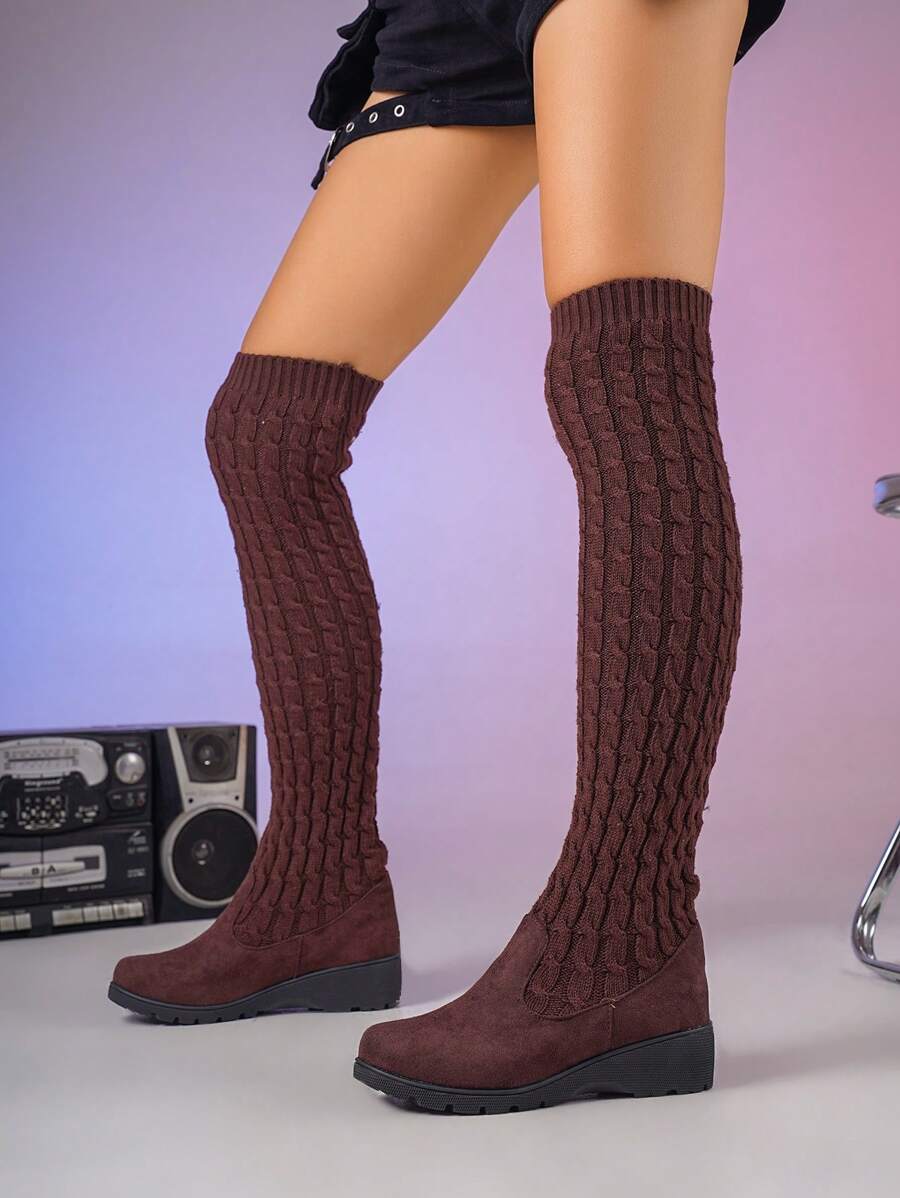 Knielange-Winterstiefel-mit-strickähnlichem-Schaft-und-rutschfester-Sohle,-ideal-für-einen-wärmenden-und-stylischen-Winterlook.