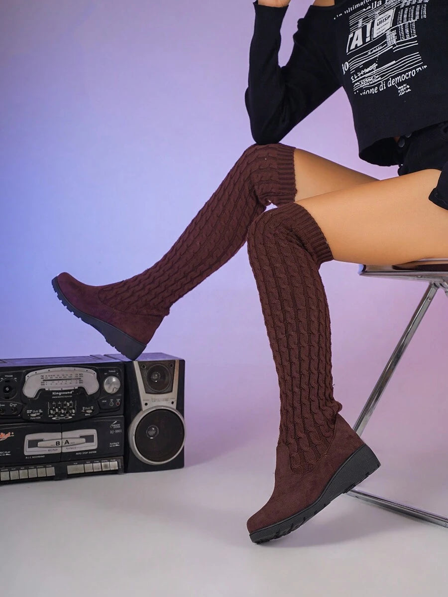 Knielange-Winterstiefel-mit-strickähnlichem-Schaft-und-rutschfester-Sohle,-ideal-für-einen-wärmenden-und-stylischen-Winterlook.