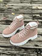 Modische-Winter-Sneaker-mit-weichem-Fellfutter-und-dicker-Sohle,-perfekt-für-einen-trendigen-und-warmen-Winterlook.