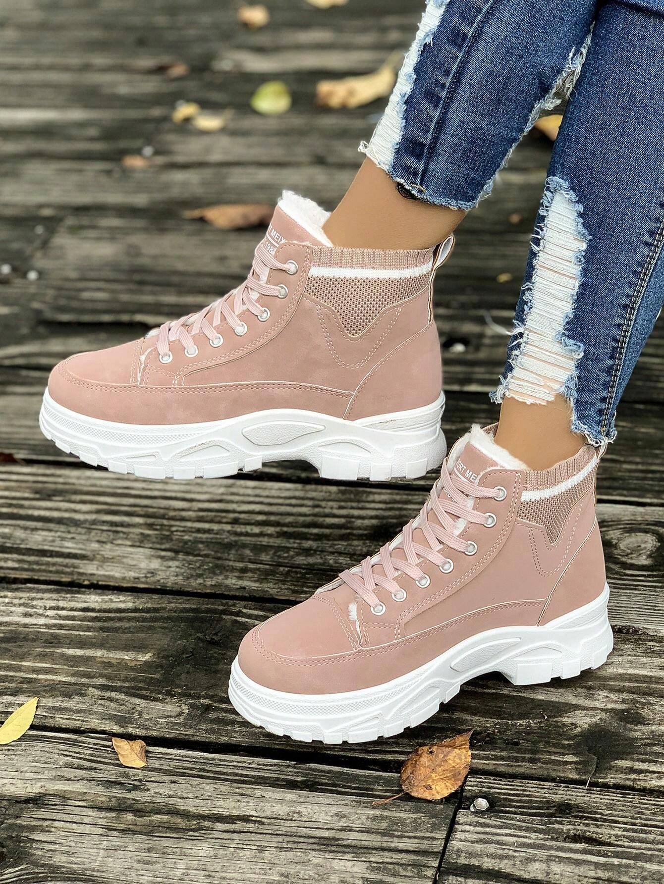 Modische-Winter-Sneaker-mit-weichem-Fellfutter-und-dicker-Sohle,-perfekt-für-einen-trendigen-und-warmen-Winterlook.