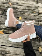 Modische-Winter-Sneaker-mit-weichem-Fellfutter-und-dicker-Sohle,-perfekt-für-einen-trendigen-und-warmen-Winterlook.