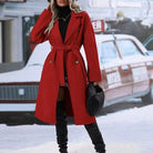 Ein-eleganter-langer-mantel-mit-taillengürtel-und-doppelt-geknöpftem-design,-ideal-für-einen-modischen-winterlichen-look.