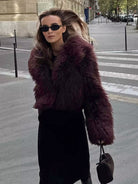 Kuschelige-Felljacke-in-einem-eleganten-Design-mit-kleiner-handtasche-und-schwarzen-akzenten-für-einen-stilvollen-herbstlook