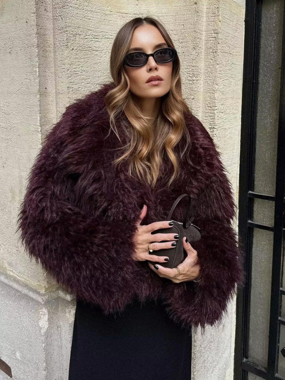 Kuschelige-Felljacke-in-einem-eleganten-Design-mit-kleiner-handtasche-und-schwarzen-akzenten-für-einen-stilvollen-herbstlook