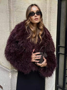 Kuschelige-Felljacke-in-einem-eleganten-Design-mit-kleiner-handtasche-und-schwarzen-akzenten-für-einen-stilvollen-herbstlook