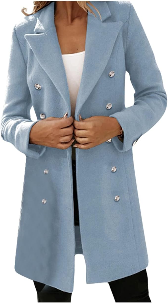 Ein-klassischer-Zweireiher-Mantel-mit-silbernen-Knöpfen-und-lässigem-Schnitt,-perfekt-für-elegante-Alltagslooks.