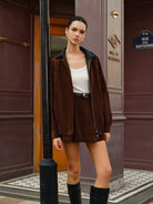frau-traegt-cordjacke-mit-lederkragen