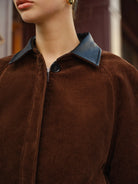 frau-traegt-cordjacke-mit-lederkragen